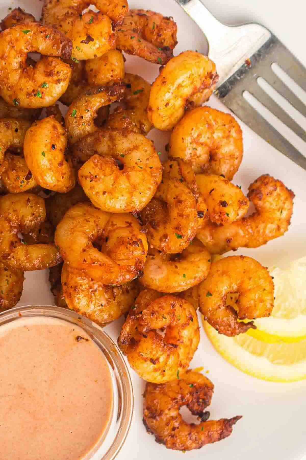 Air fried shrimp with sauce and lemon.